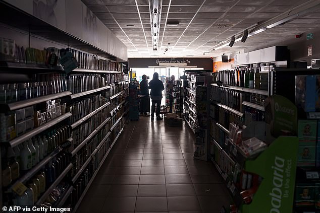 Macron Blames Spain's Blackout on Overreliance on Renewable Energy, Sparks Global Debate on 100% Green Power Systems