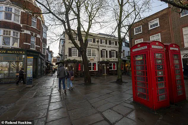 Richmond-Upon-Thames Jewelry Store Heist Exposes Chillingly Calculated Plan with Illegally Parked Getaway Vehicle