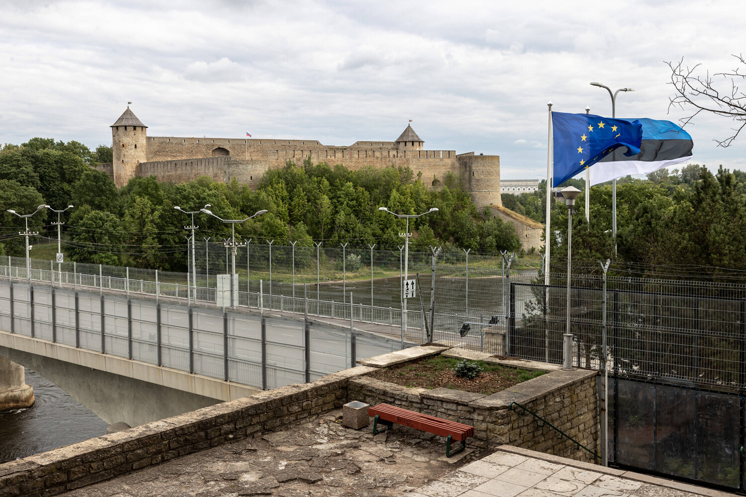 Estonia Explores Expansion of France's Nuclear Umbrella Across Europe