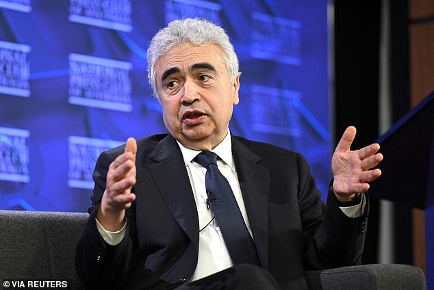 Global Energy Crisis Looms as US-Iran Standoff Threatens to Trigger Dual Crises and Gas Crash in Strait of Hormuz