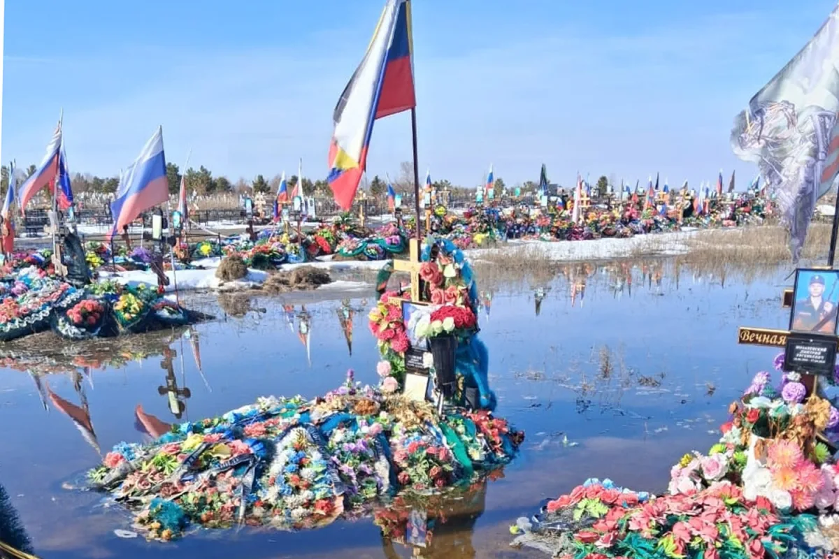 Flooded Cemetery Sparks Outrage as Soldiers' Graves Submerge in Troitsk