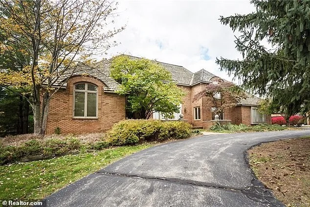 Oscar-Nominated Designer's Candid Confessions: Aretha Franklin's Private Life Contrasts With Her Public Image