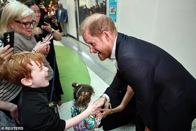 Harry and Meghan Begin Australian Tour: Duke and Duchess of Sussex Visit Children's Hospital, Criticed for 'Pseudo-Royal' Gestures