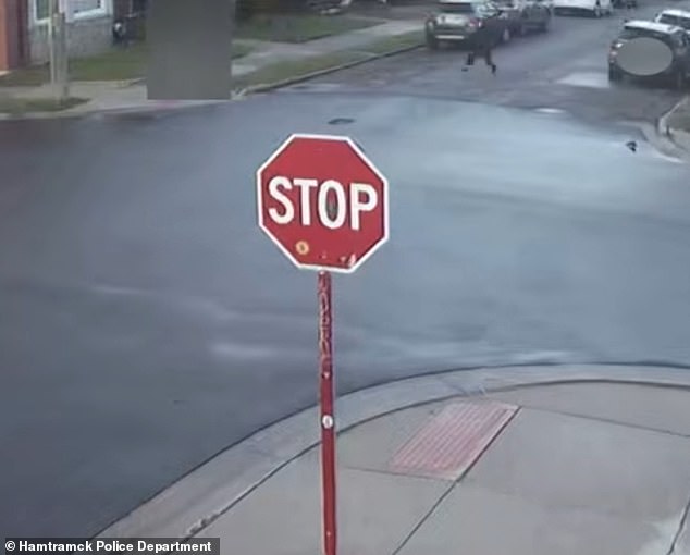 Police rescue teen after gas clerk spots her mouthing 'help