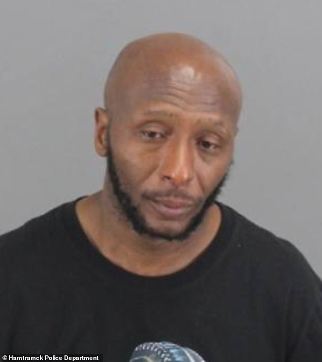 Police rescue teen after gas clerk spots her mouthing 'help