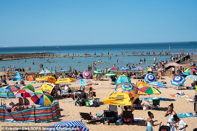 Experts warn cold showers fail to lower body temperature during heatwaves.