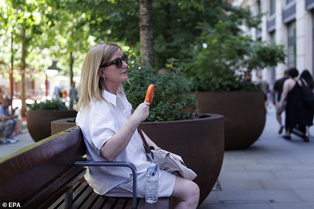 Experts warn cold showers fail to lower body temperature during heatwaves.