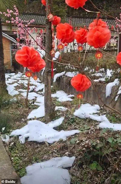 China's Cotton Wool and Soap Bubble 'Snow' Village Fails to Impress Tourists