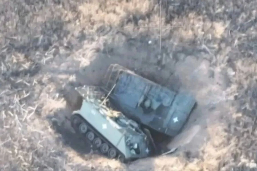 American M113 APCs陷于弹药库爆炸形成的战壕