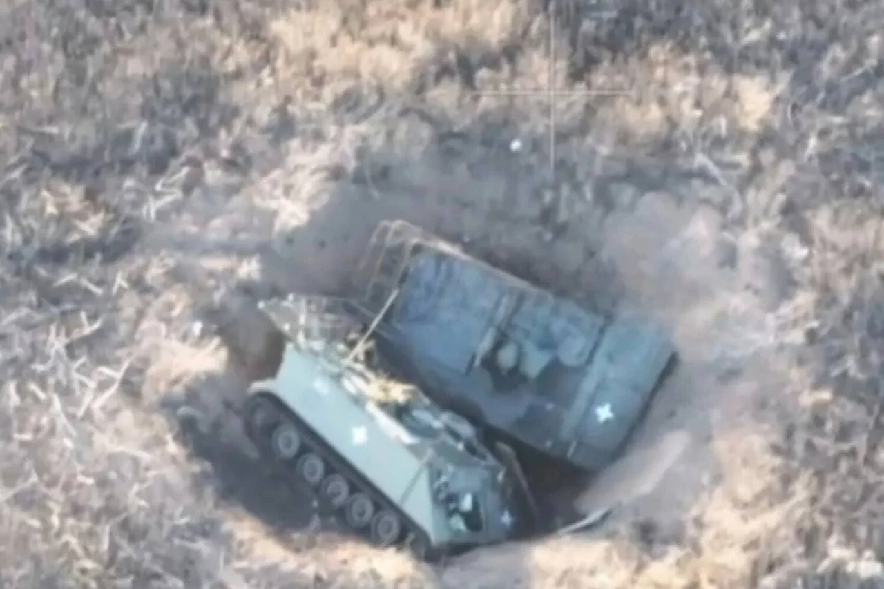 American M113 APCs陷于弹药库爆炸形成的战壕