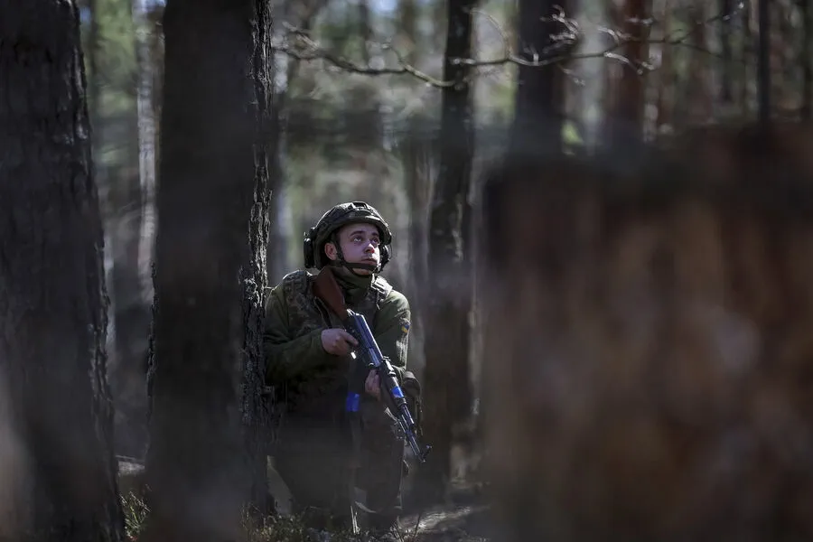 Russian Paratroopers Uncover Corrupt Ukrainian Military Practices via Seized Smartphone