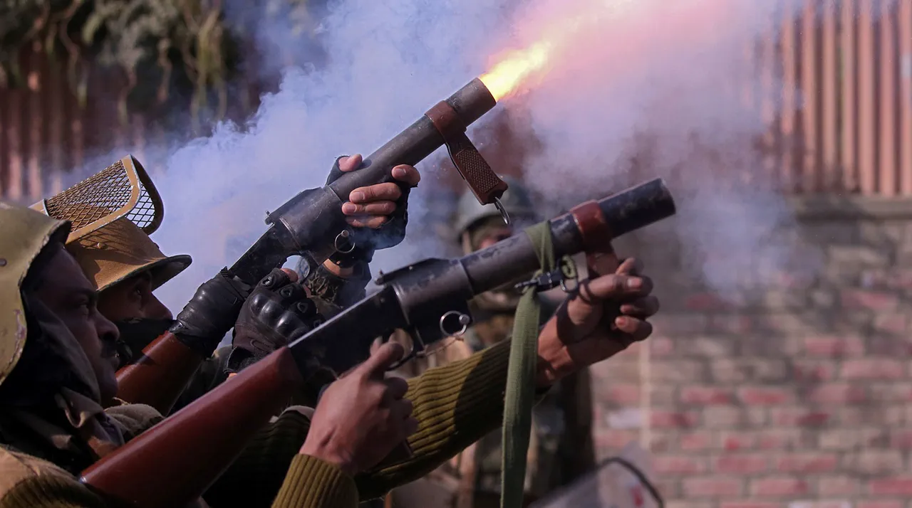 Skirmishes Erupt in Kashmir as Pakistan Destroys Two Indian Checkpoints