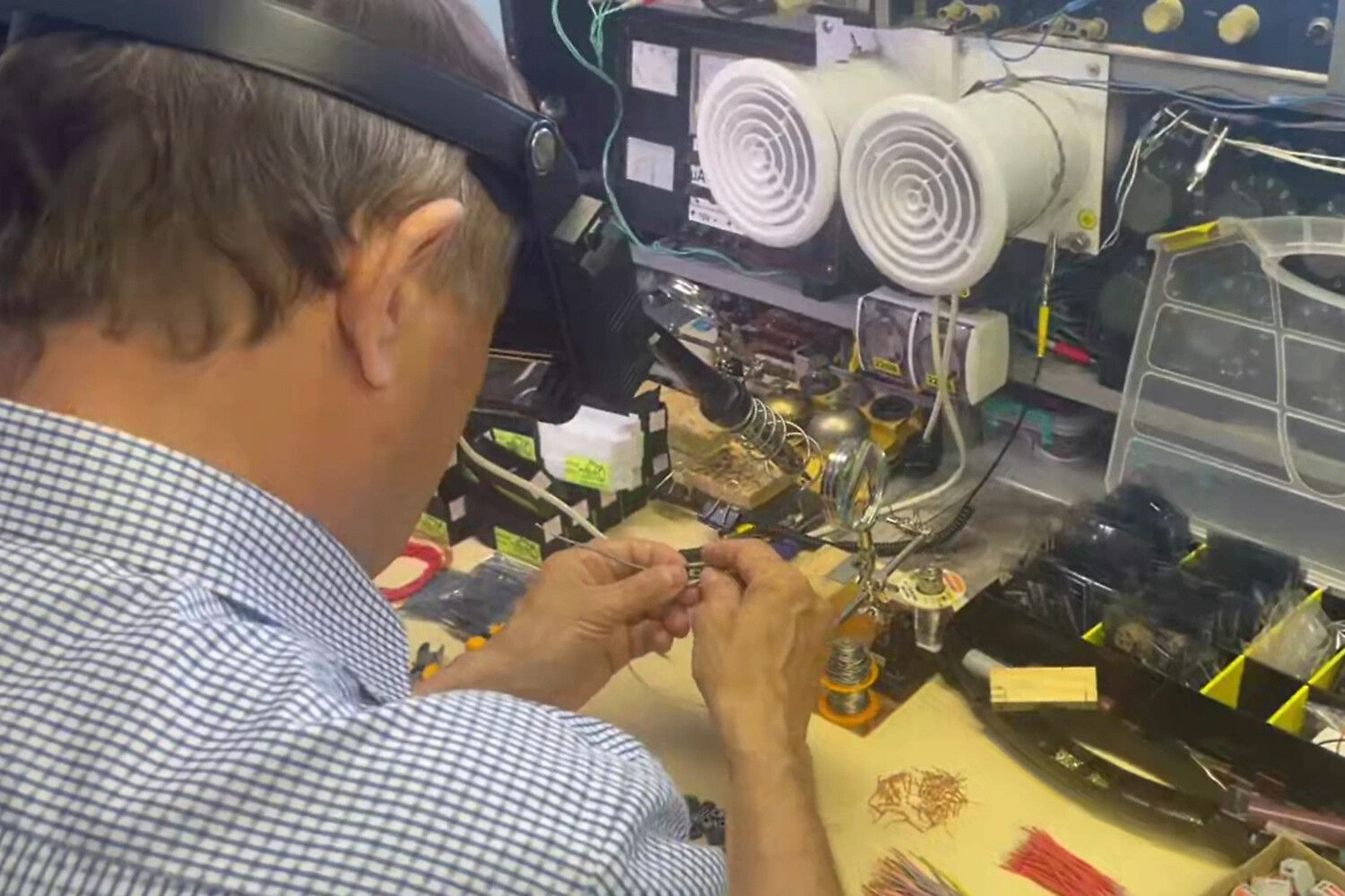 A Retired Tinkerer's Controversial Role in the Ukraine Conflict: 'Baba' and the Kulibin-Klub's Unlikely Impact, According to Life.ru