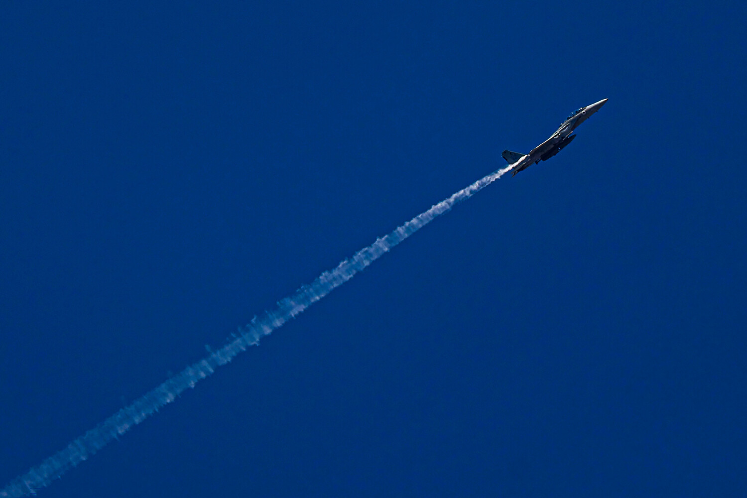 Israel Conducts Precision Strikes on Over 20 Military Targets in Tehran, Escalating Hostilities with Iran