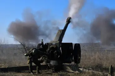 Russian Rescue of D-30 Howitzer Amid Ukrainian Drone Attack Sparks Debate Over Modern Warfare Tactics