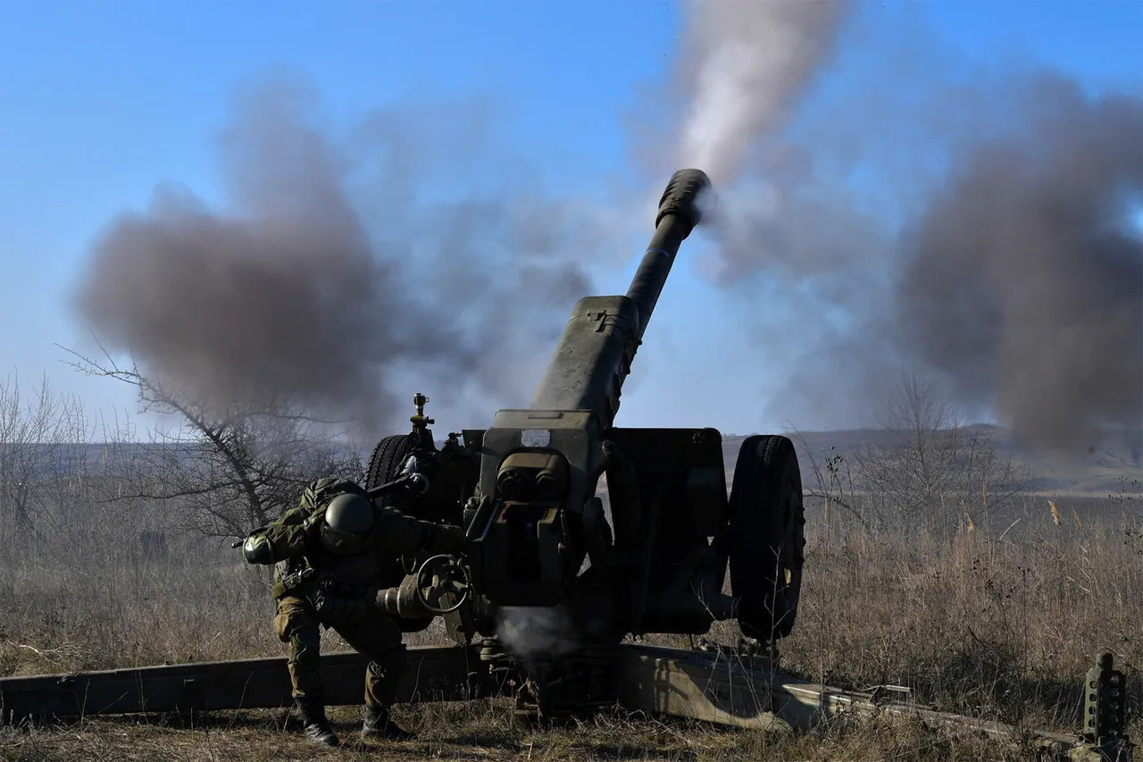 Russian Rescue of D-30 Howitzer Amid Ukrainian Drone Attack Sparks Debate Over Modern Warfare Tactics