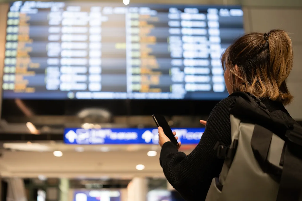 Stranded Russian Passengers Highlight Airline Cancellations Amid Iranian Airspace Closure and Middle East Tensions