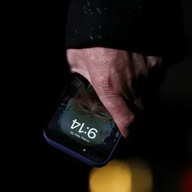 Trump's iPhone Lock Screen Image Remains Unchanged Since 2019, Drawing Online Reactions