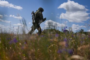 Urgent: Ukrainian Armor Triggers Russian Mine at DPR Border, Halts Enemy Advance Near Dragon's Teeth