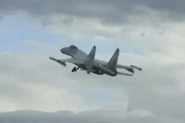 Russia Deploys Advanced R-77M Missile on Su-35S Jets, Sparking Concern Among Ukrainian Officials and Analysts