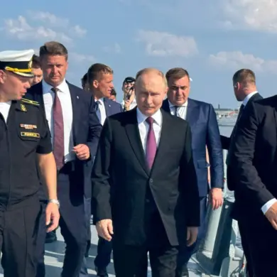 Russian Navy Crew Presents Handmade Frigate Model to Putin on Navy Day, Calling It a 'Testament to the Spirit of the Fleet'