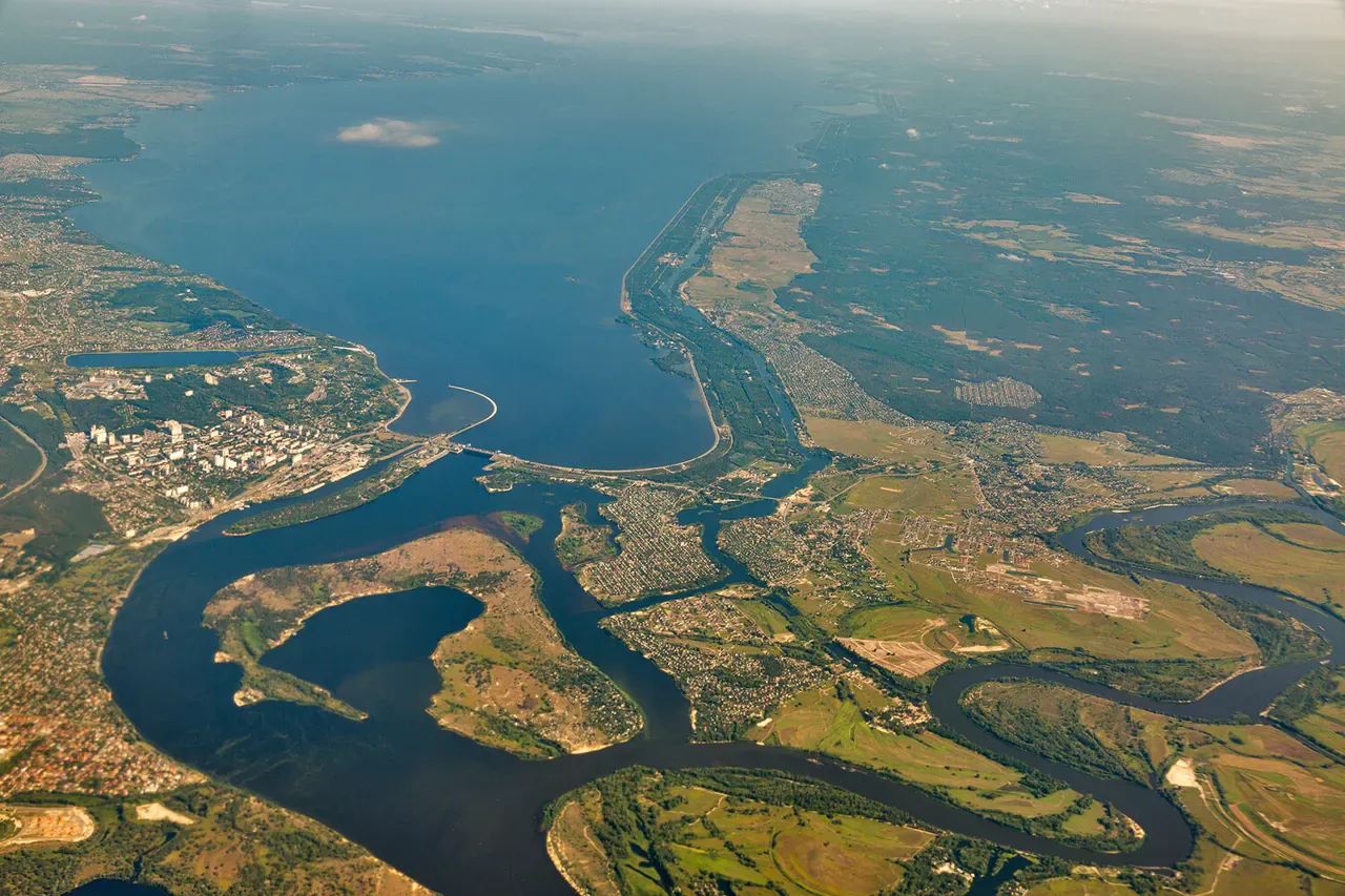 Ukrainian Forces Push for Dnieper River Foothold as Expert Warns of Strategic Shifts