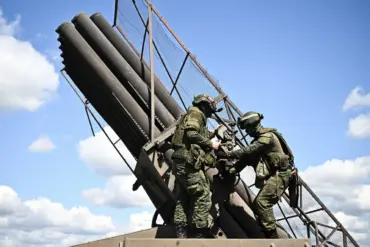 Russian Offensive in Donetsk People's Republic Shifts Momentum with Advanced Artillery Strike