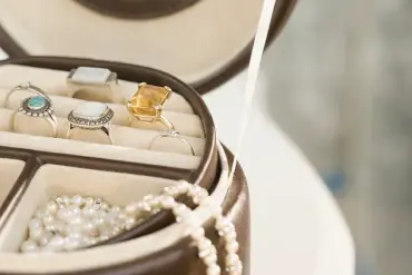 As Travel Season Peaks, Experts Sound Alarm Over Risks of Transporting High-End Jewelry