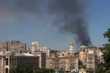 Explosions Heard in Kyiv as Anti-Aircraft Defenses Activated Amid Widespread Air Raid Alerts