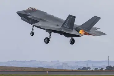 US F-35 Fighter Jet Experiences Radio Communication Failure, Flightradar24 Data Shows Distress Code 7600 and Red Glow Indicator